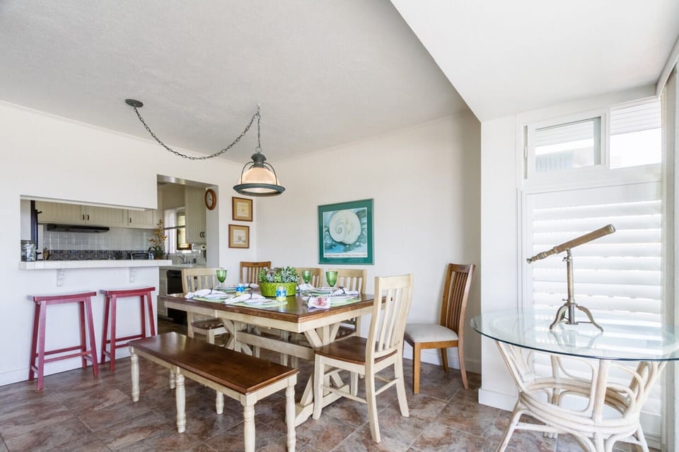 Dining Area with Raised Counter  to Kitchen 