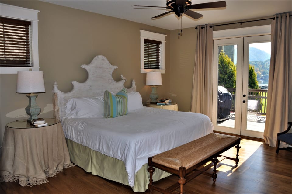 Mater on main, King size bed with pillow topper/allergen barrier. Ensuite bath