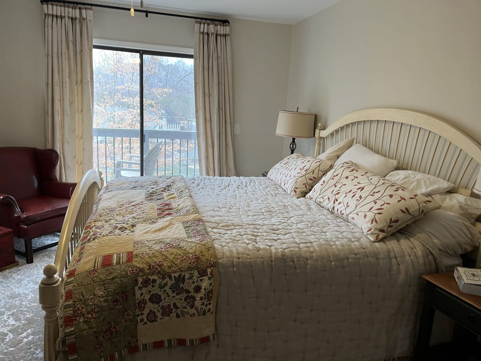 Guest room upstairs king bed