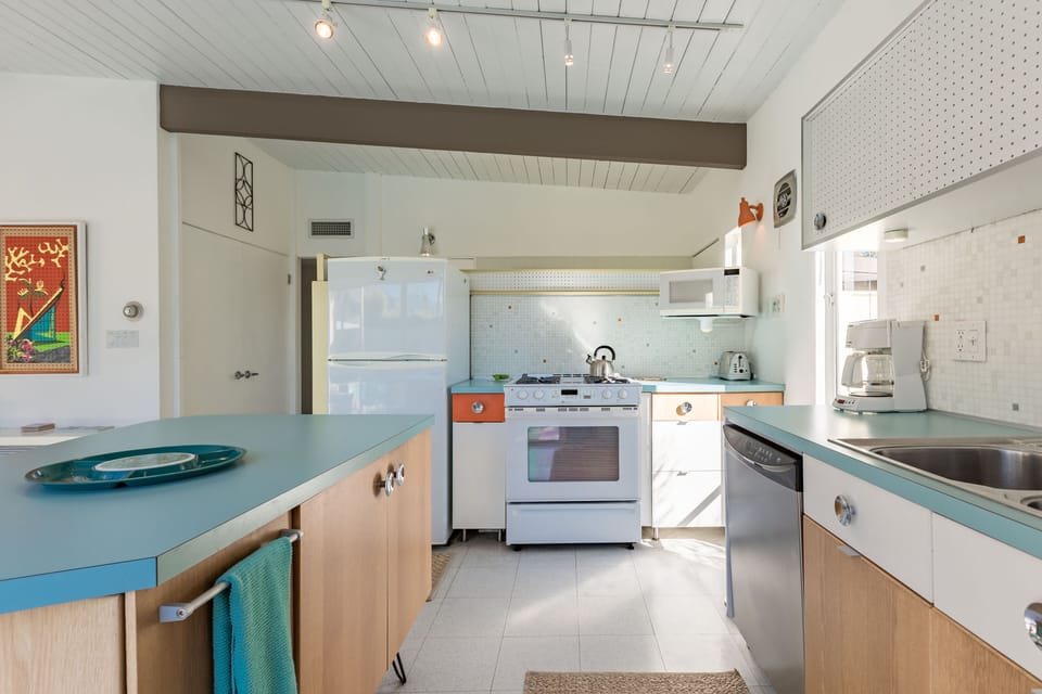 Large work island in the kitchen