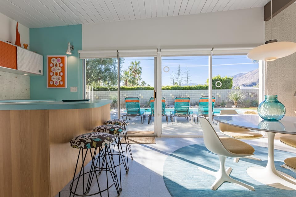 Bright and sunny dining room & breakfast bar
