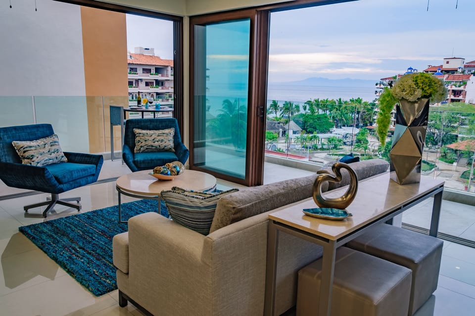 Living room with 2 walls that open to the terrace