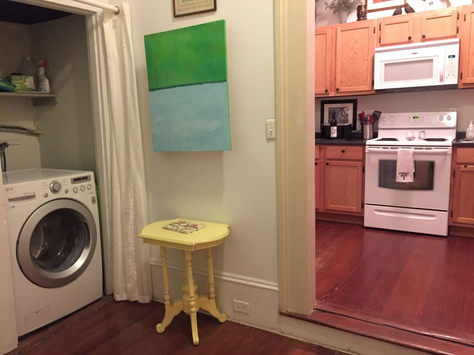 Foyer, door to kitchen