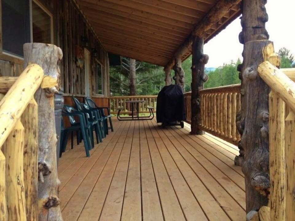 Get together on the spacious deck with gas BBQ grill, picnic table & chairs.