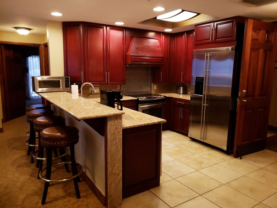 Kitchen and Bar counter + 4 Barstools