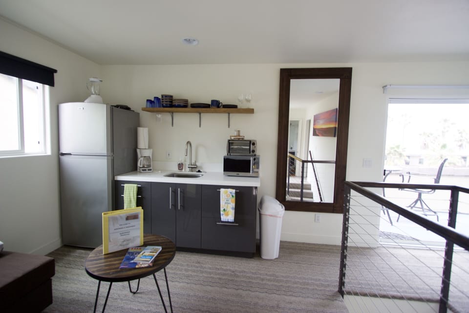 Kitchenette with fridge
