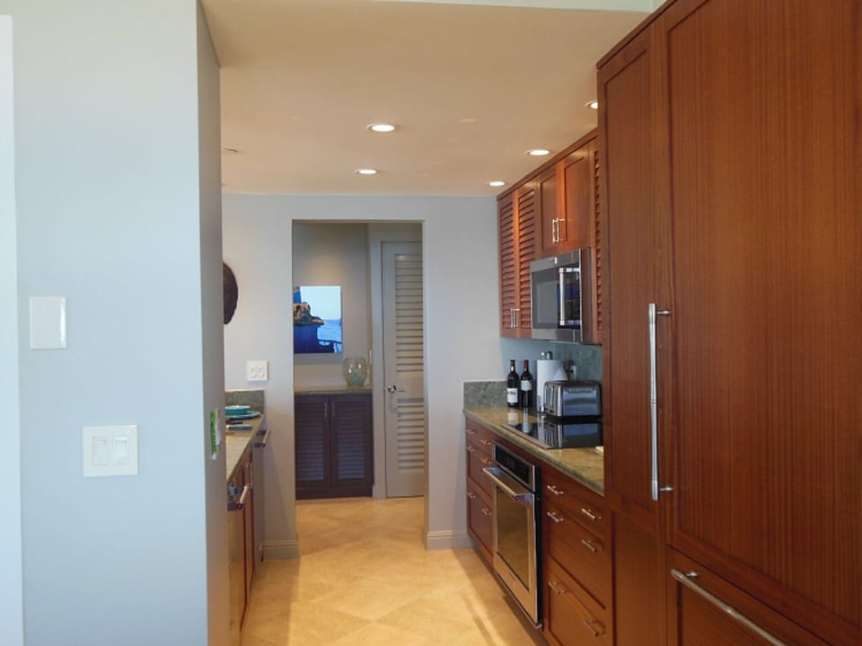 FULL GOURMET KITCHEN  