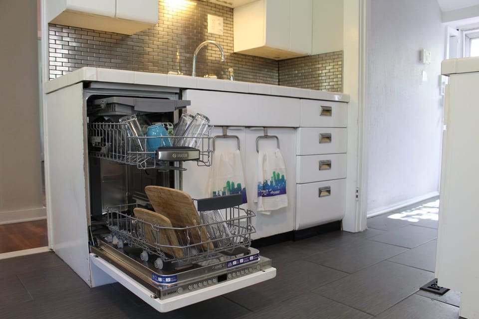 Yes!  The kitchen features a Bosch dishwasher.  