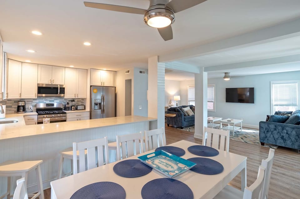 Dining/Kitchen Area