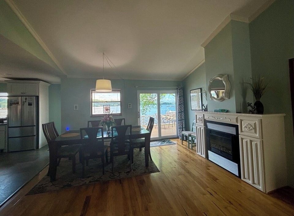 Dining table set for 6 but contains built-in leaf to seat 8