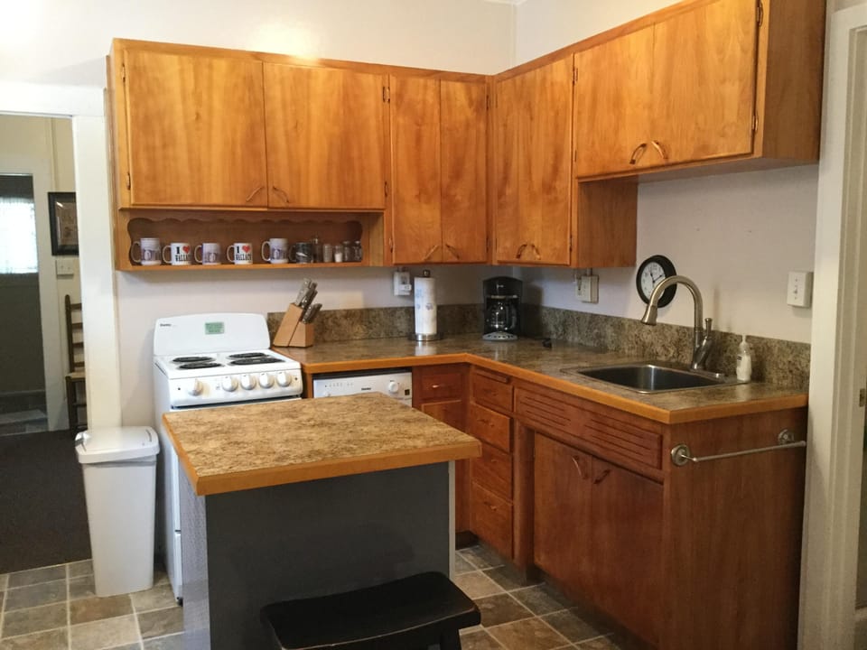 Very clean and compact kitchen.