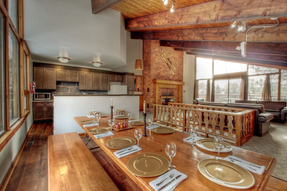 Spacious cottage on 3 levels, perfect for large groups! open concept upper floor