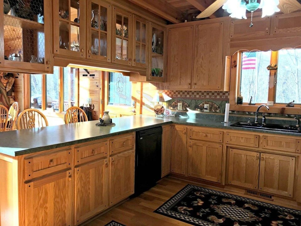 Kitchen w/Eat In Bar