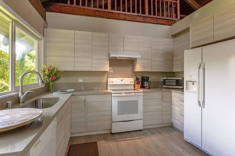 The tropical scenery and flood of natural light brightens up this fully stocked and modern kitchen. Enjoy meal prep in luxury!