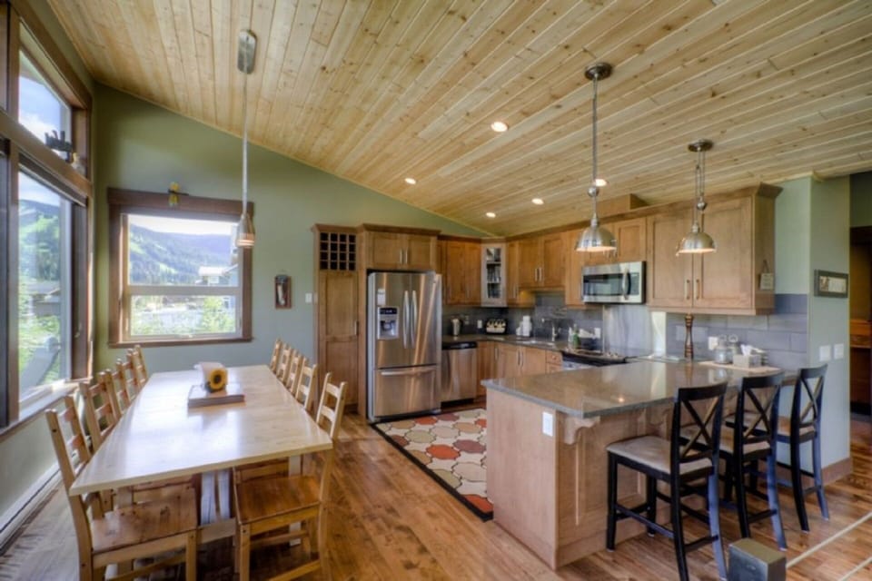 Kitchen with eating bar