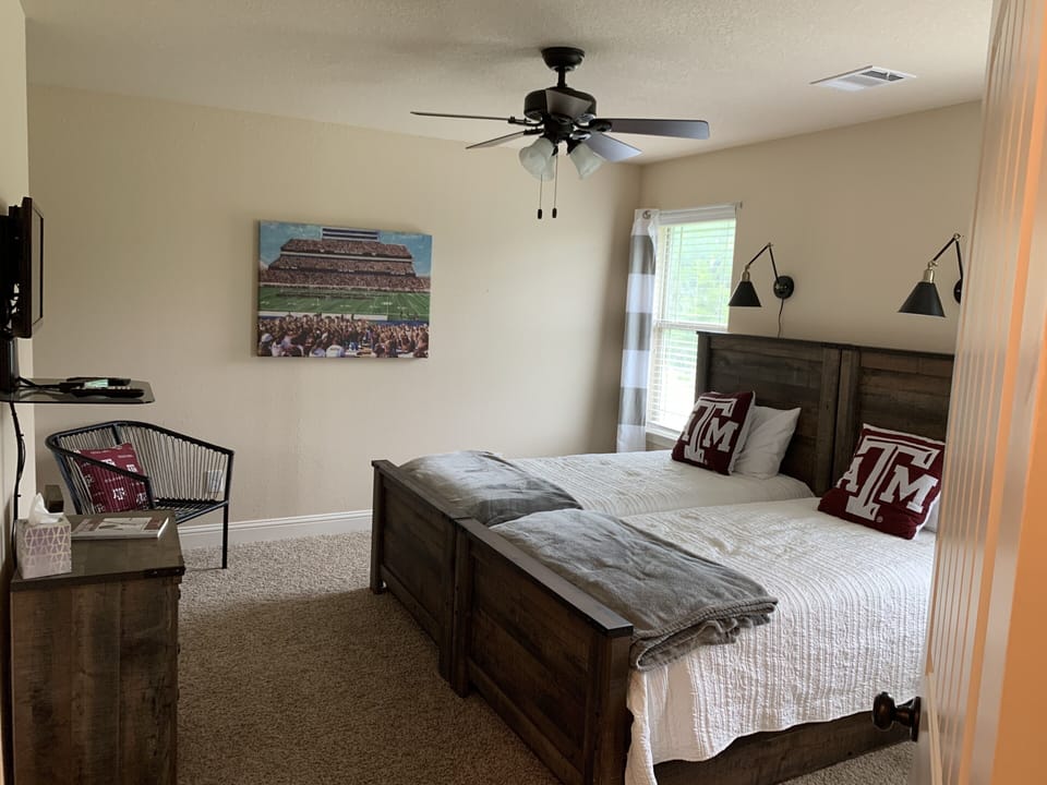 Bedroom 3   Twin Trundles  and TV with Firestick