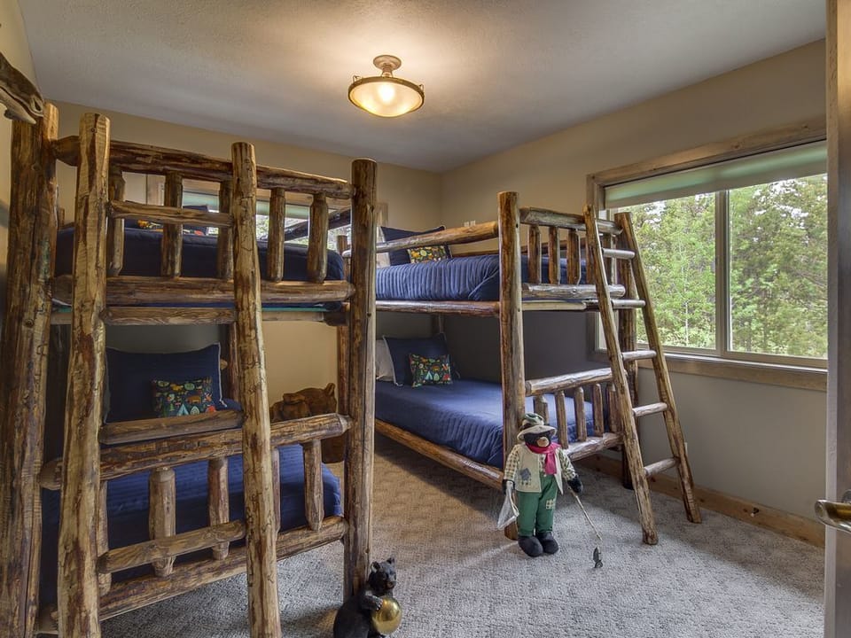 Cubs' Den with bunks for 4 and walk-in closet.
