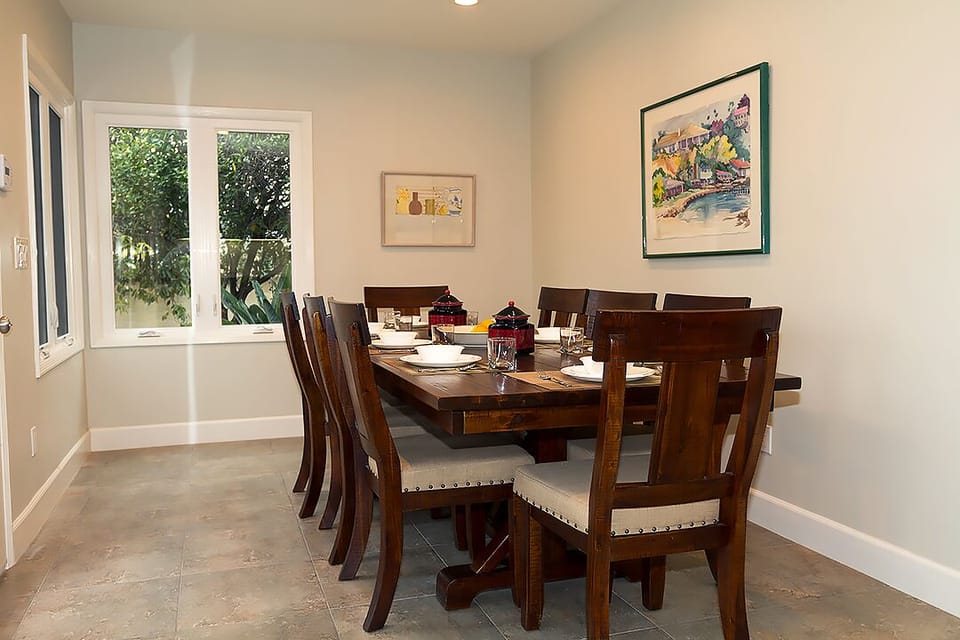 Breakfast nook with seating for 10 people