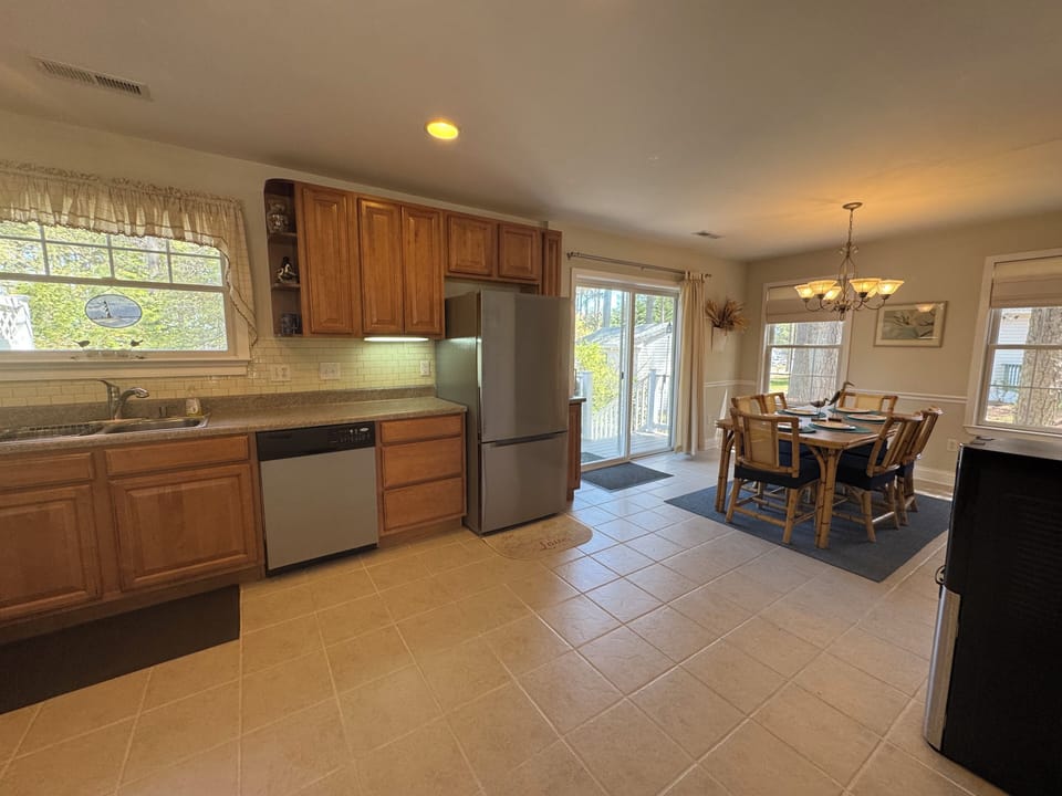 KITCHEN/DINING ROOM