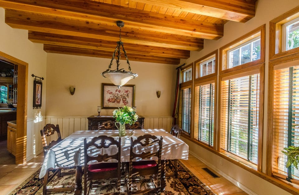 Formal dinning room
