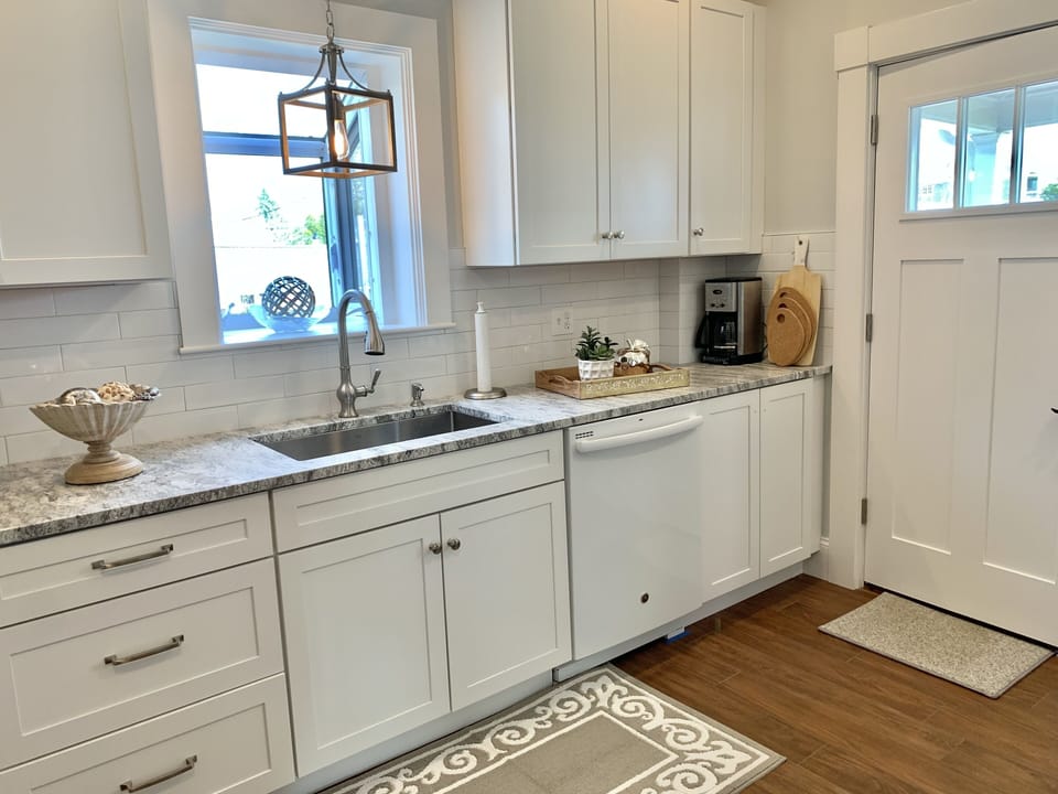 Granite counter tops with Kohler fixtures 