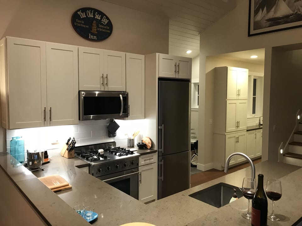 Fully equipped kitchen is a joy to cook in. 