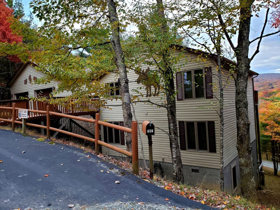 5 Bedroom, 4 Bath home with game room. WiFi, hardwood floors and mountain view