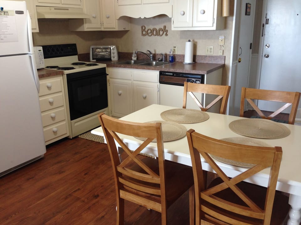 Kitchen/Dining Area