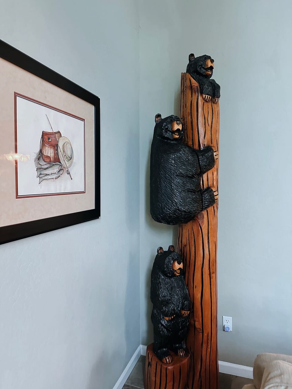 Bear Totem pole = Photo opportunity for the kids!