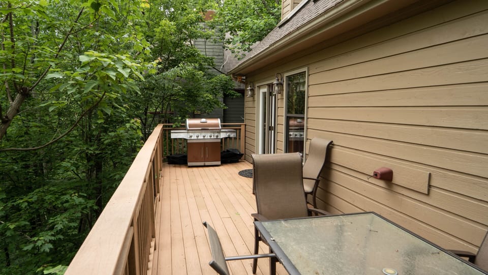 Top deck with gas grill 
