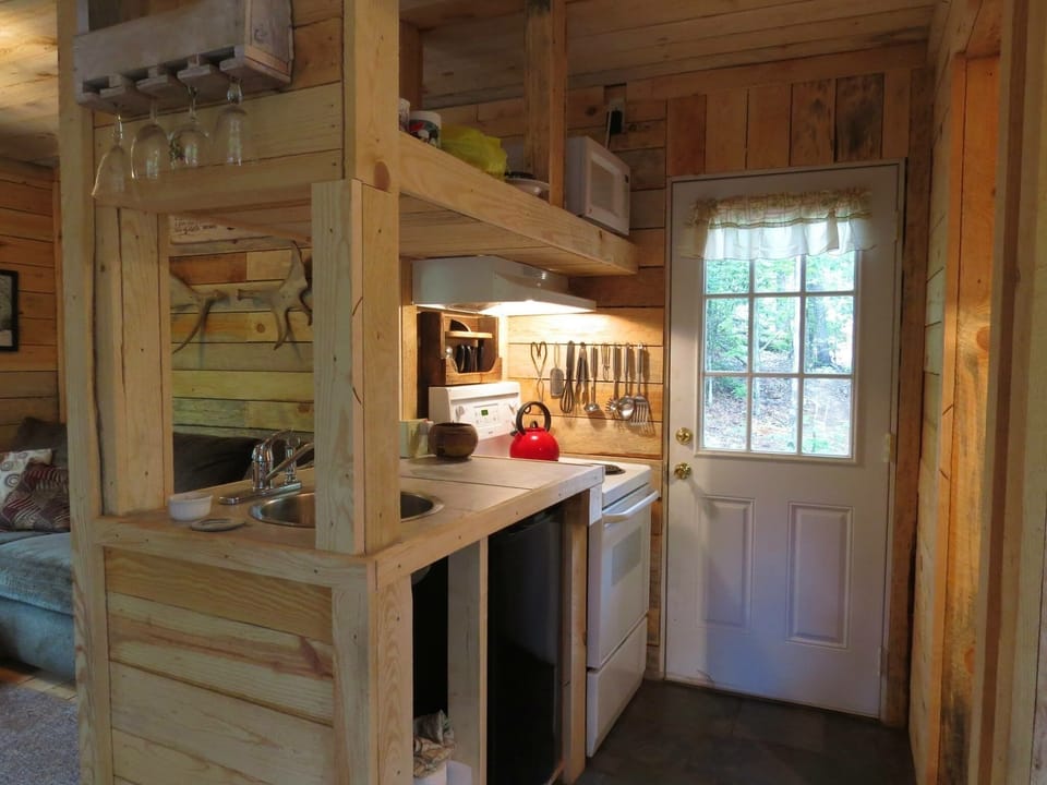 Kitchenette, with everything you need to prepare your "at home" meals