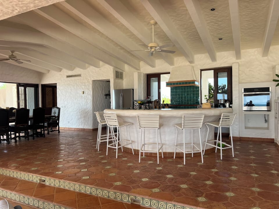 Kitchen bar area