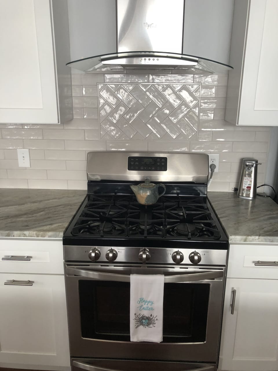 Gas oven/stove with backsplash in kitchen