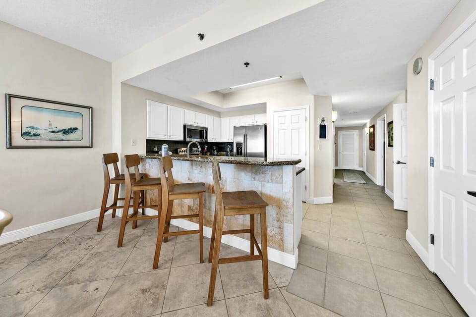 Kitchen with Breakfast Bar