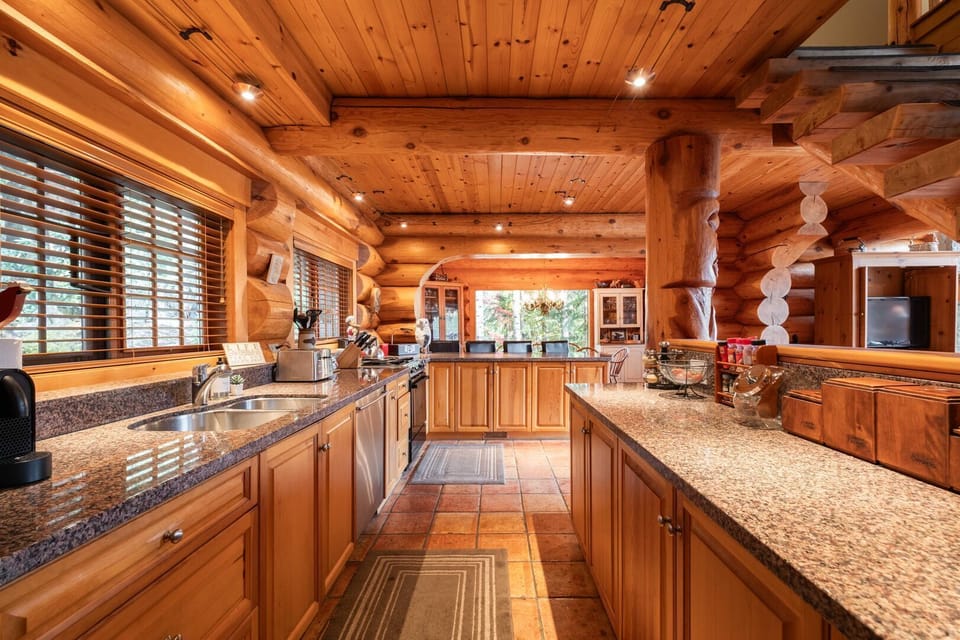 Full kitchen: High-end appliances