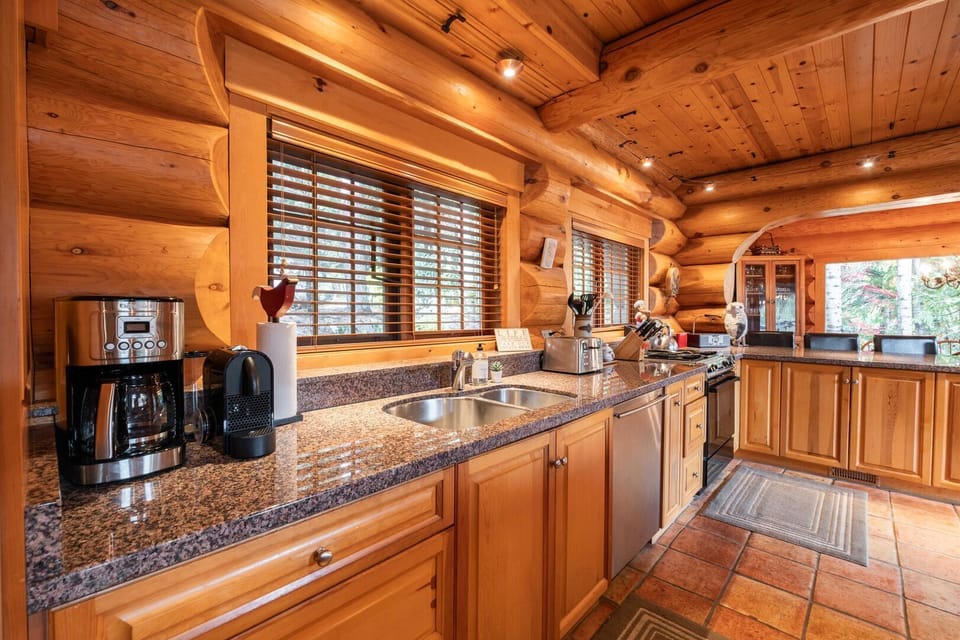 Full kitchen: High-end appliances