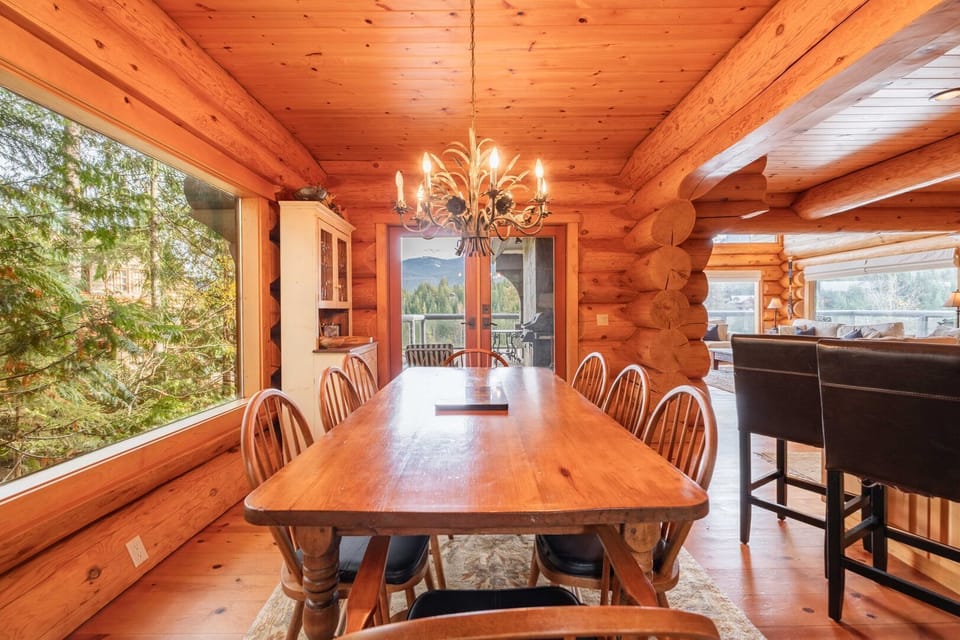 Dining area: Seats eight people, forest view
