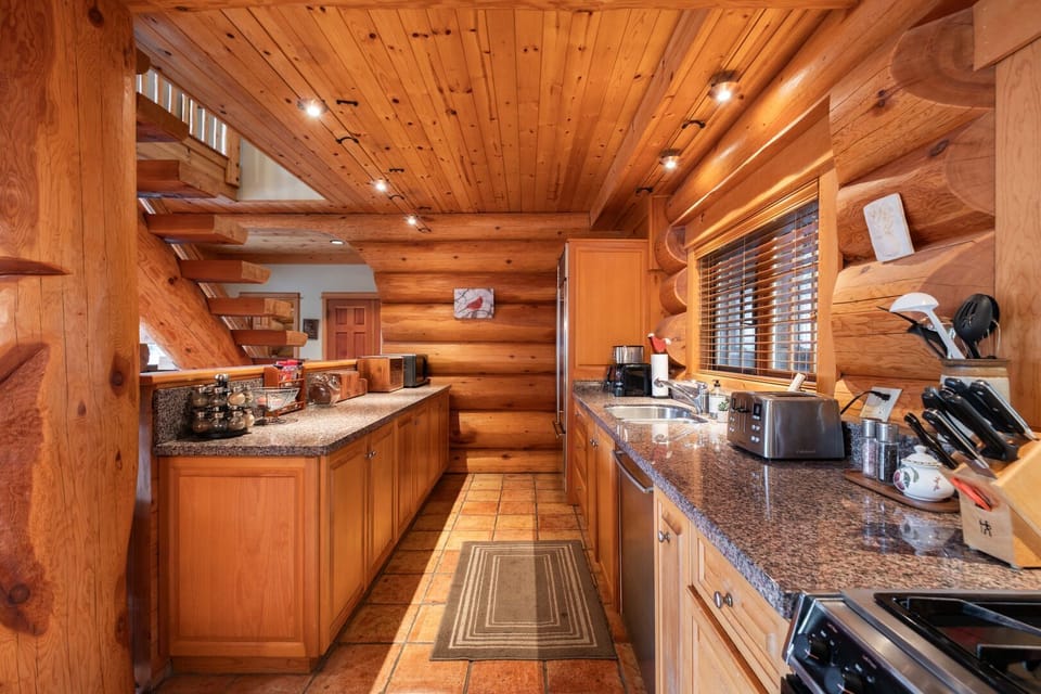 Full kitchen: High-end appliances