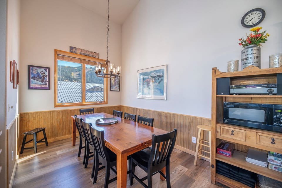 The townhome seats 12 for meals (9 at dining table + 3 at kitchen eating bar)