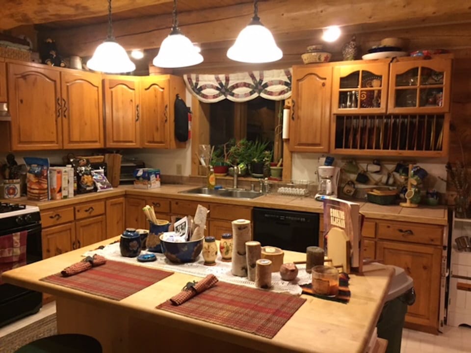 Kitchen Log Cottage Island seating 