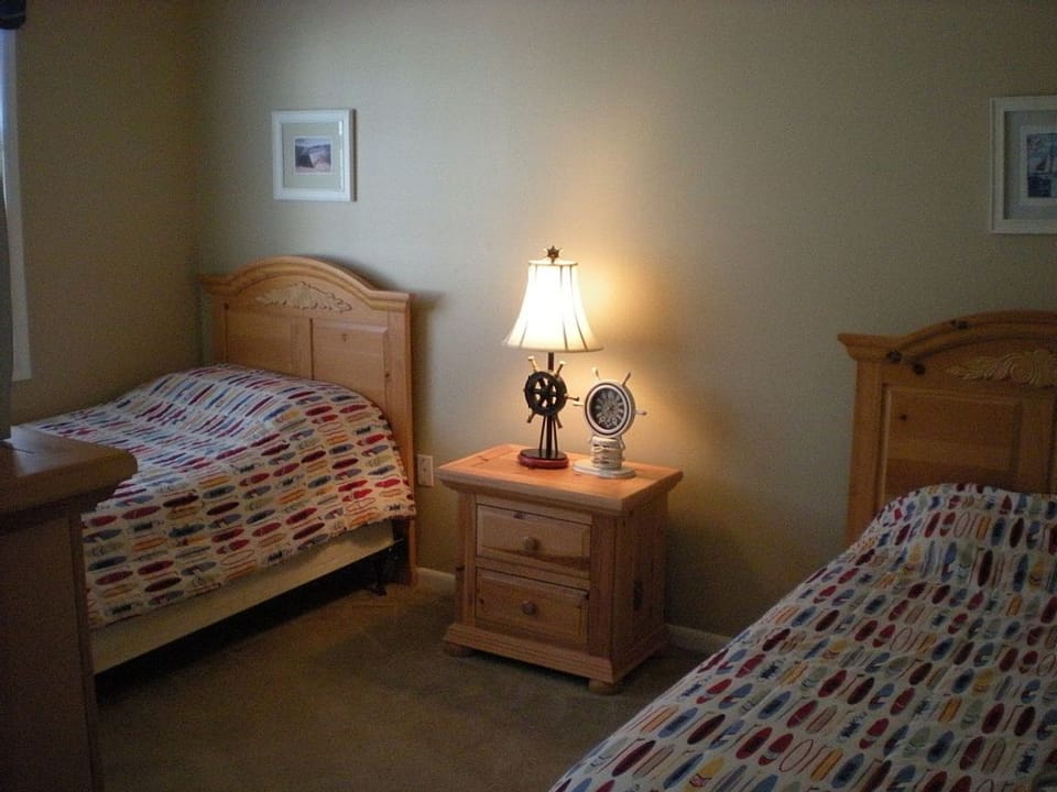 Bedroom 3 has 2 twin beds