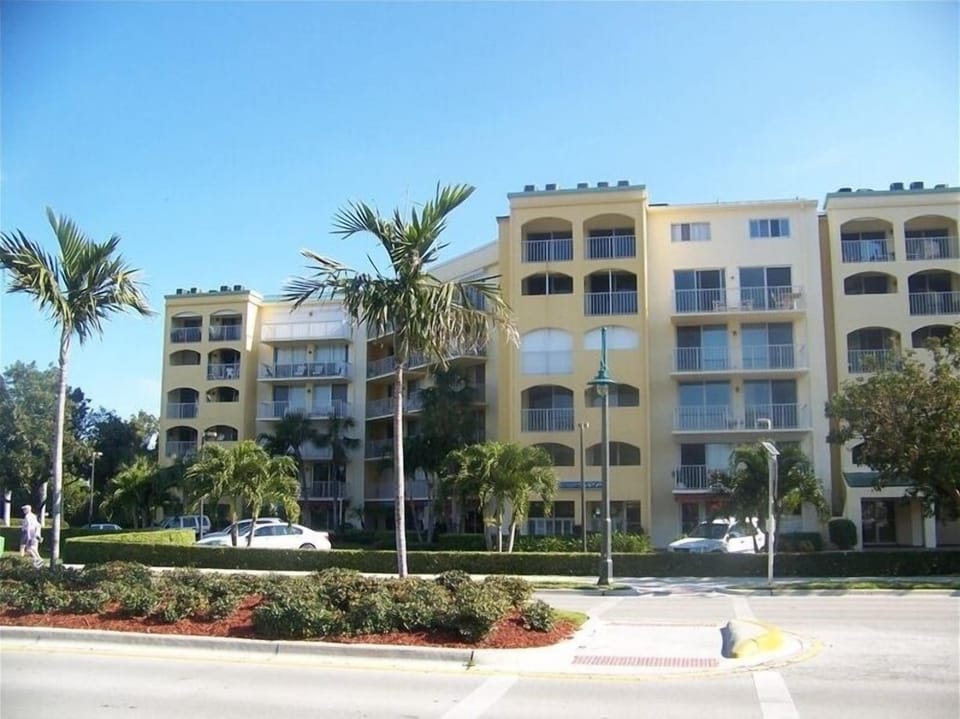 Building is in a great location and very well maintained. New elevator in 2011.