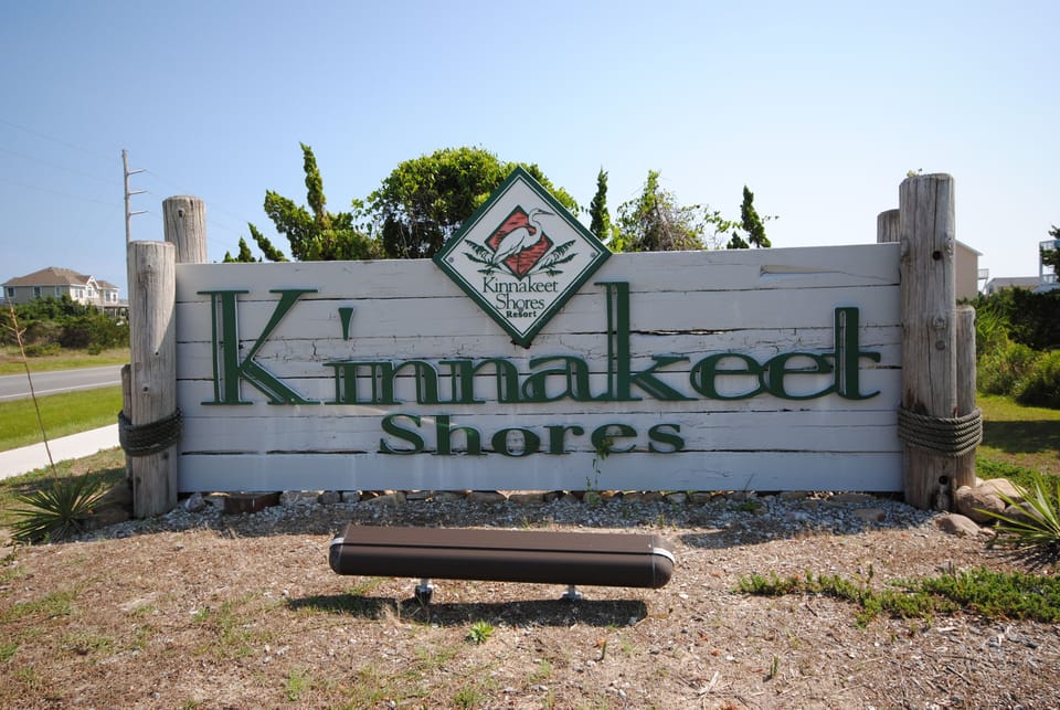 Kinnakeet Sign