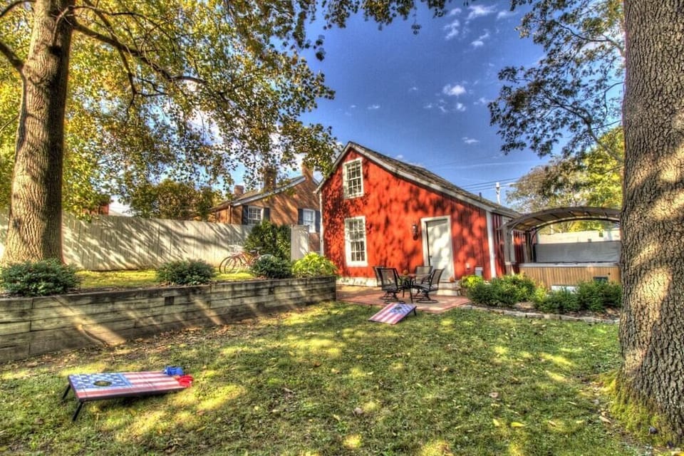 Large lovely backyard with privacy fence to relax with your traveling companions
