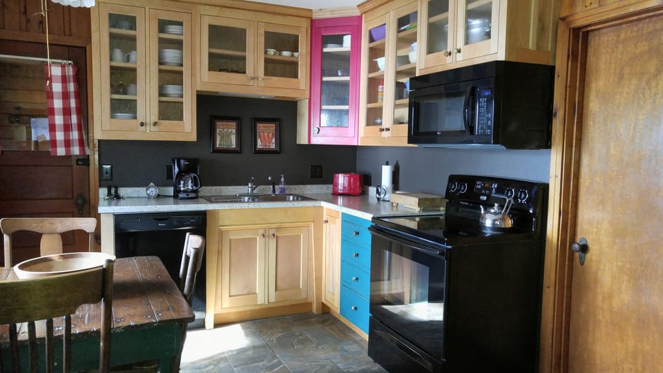 Bright, eat-in kitchen, fully equipped, including dishwasher