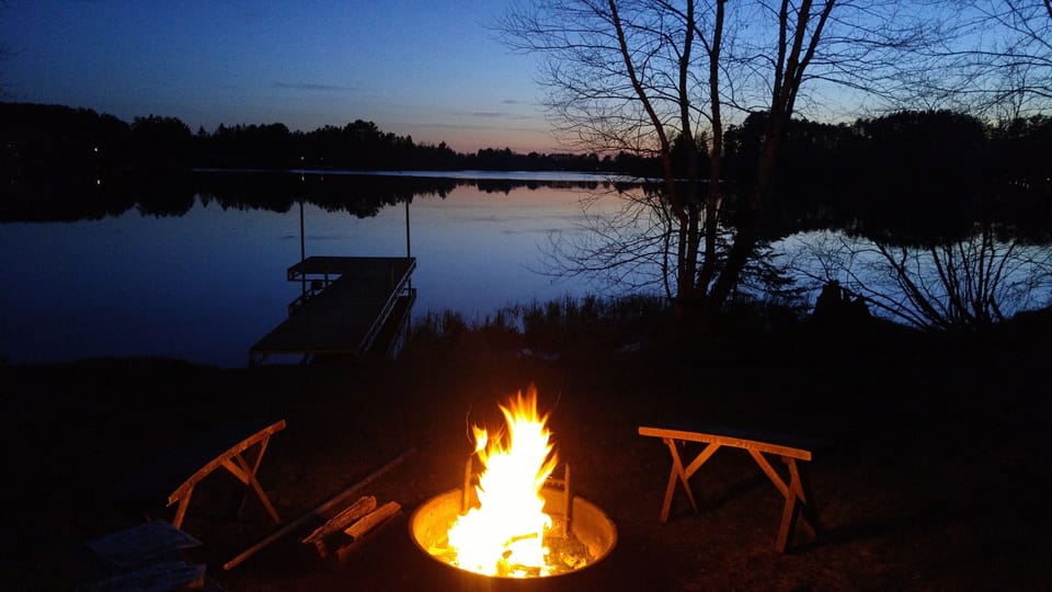 Lakeside campfire pit for relaxation & conversation (and s'mores)
