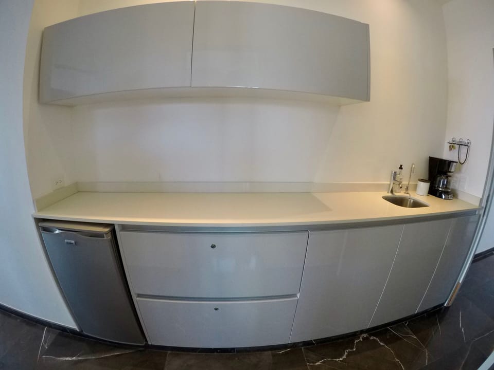 Casa Alma: WetBar at Entry to Luxury Studio.