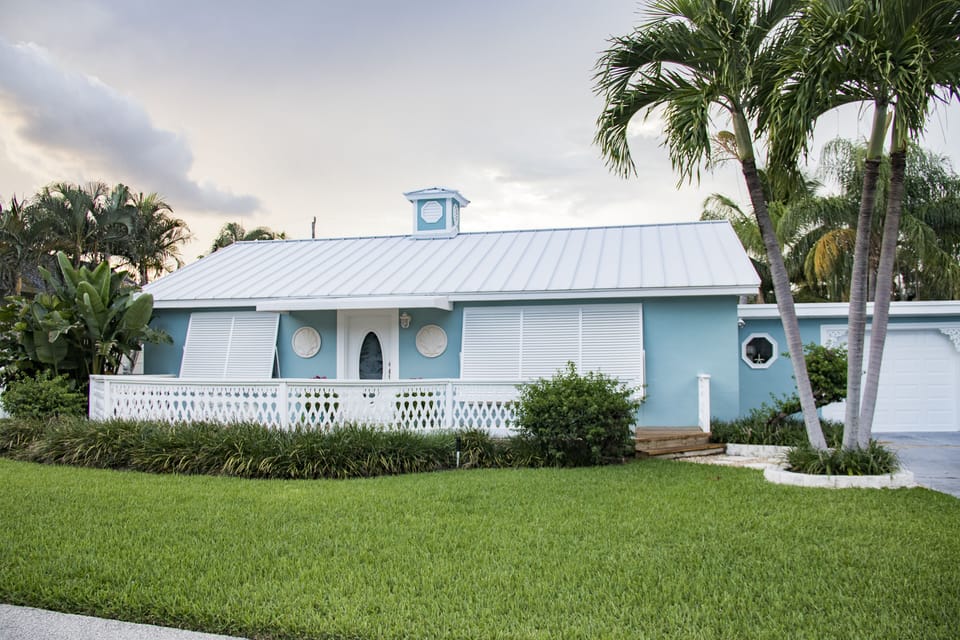Key West style cottage. Totally renovated on quiet street on the Intracoastal.