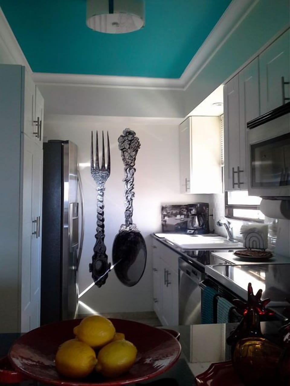 Fully equipped kitchen ... with 
state-of-the-art cabinets.