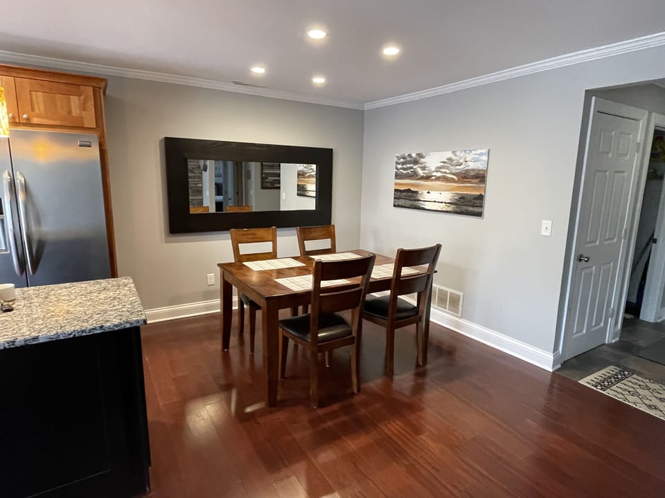 Dining area for 6 (2 additional chairs in closet)
